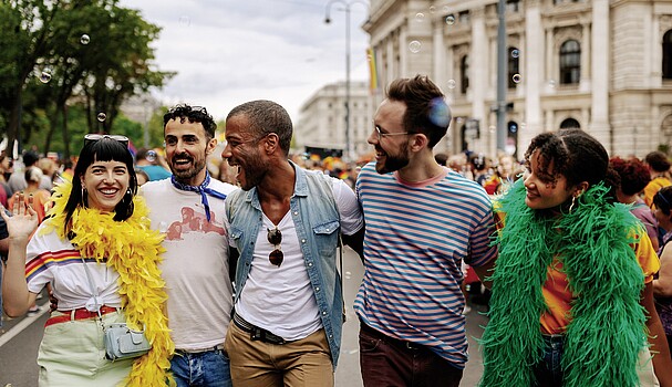 Group of smiling people standing in front of Vienna's Burgtheater