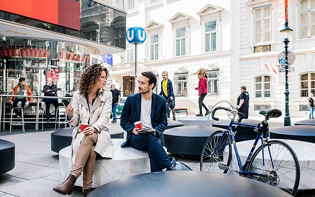 Two people discussing outdoors in Vienna