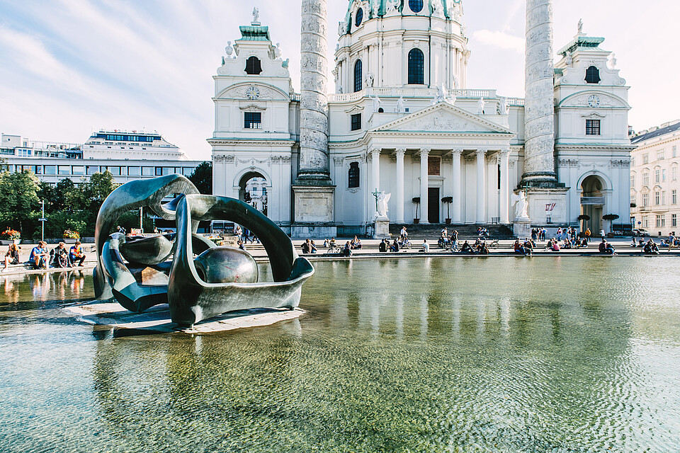 Karlskirche mit See im Vordergrund